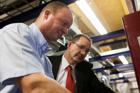 Kaeser engineer Hages and ZF Friedrichshafen employee Baumgarten in a meeting