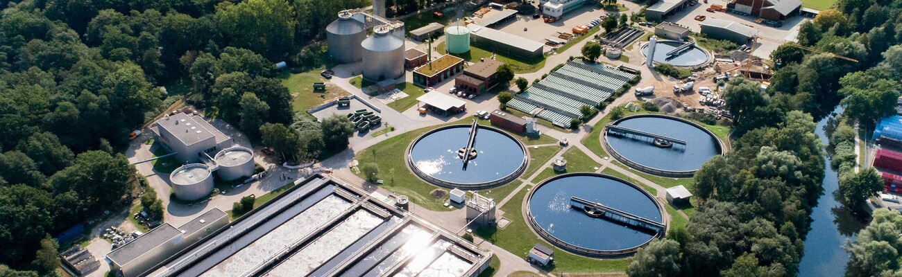 Clarification tanks at the Lüneburg wastewater treatment.