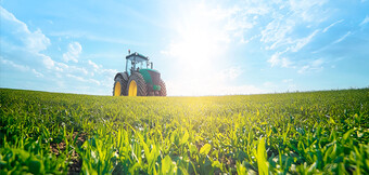 Air compressors from KAESER KOMPRESSOREN in use in agriculture – Robust solutions for all agricultural applications and machinery operation.